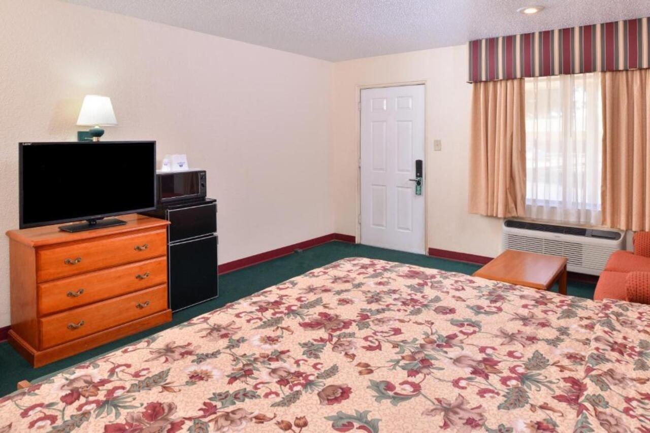 Americas Best Value Inn Lubbock East Екстер'єр фото