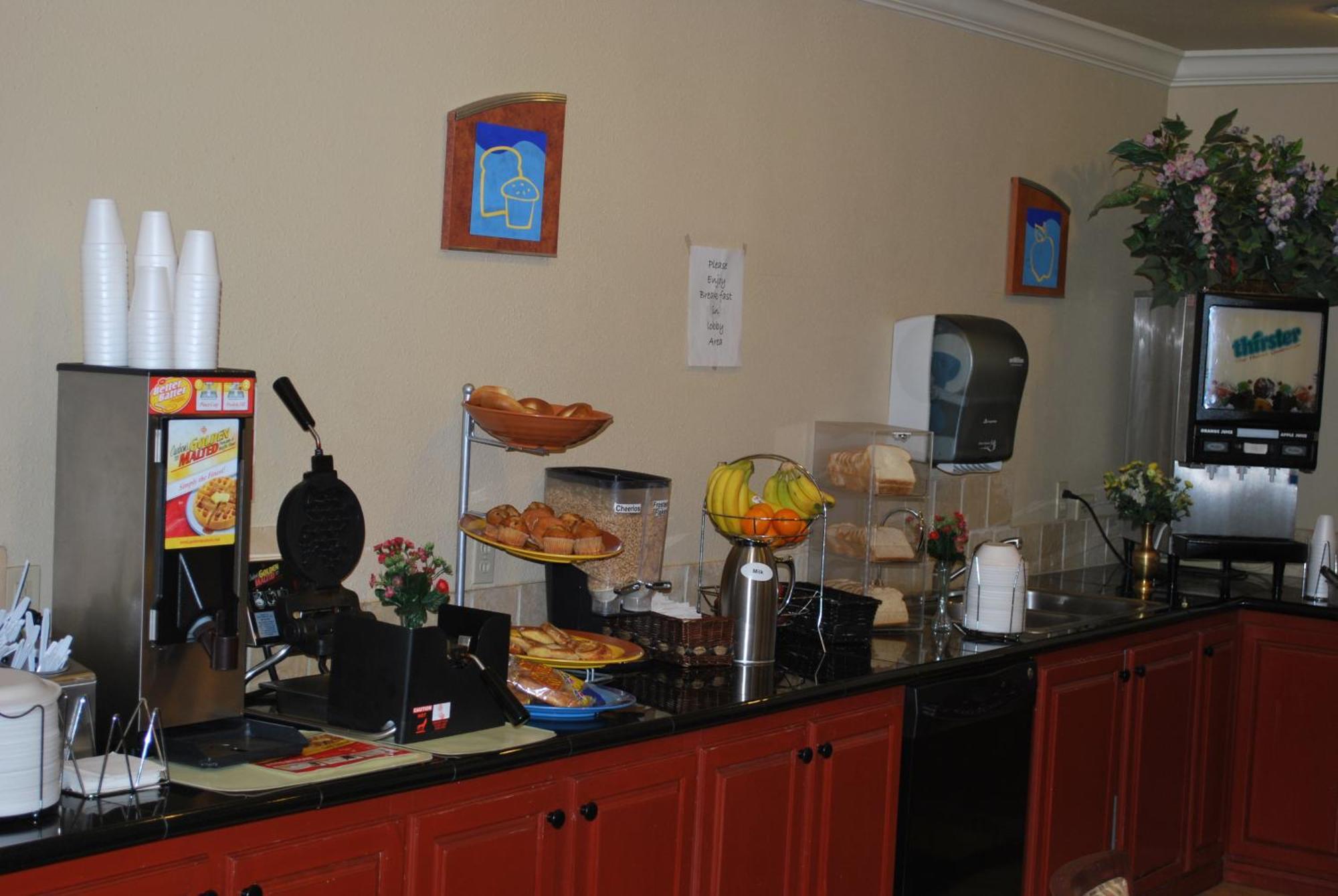 Americas Best Value Inn Lubbock East Екстер'єр фото