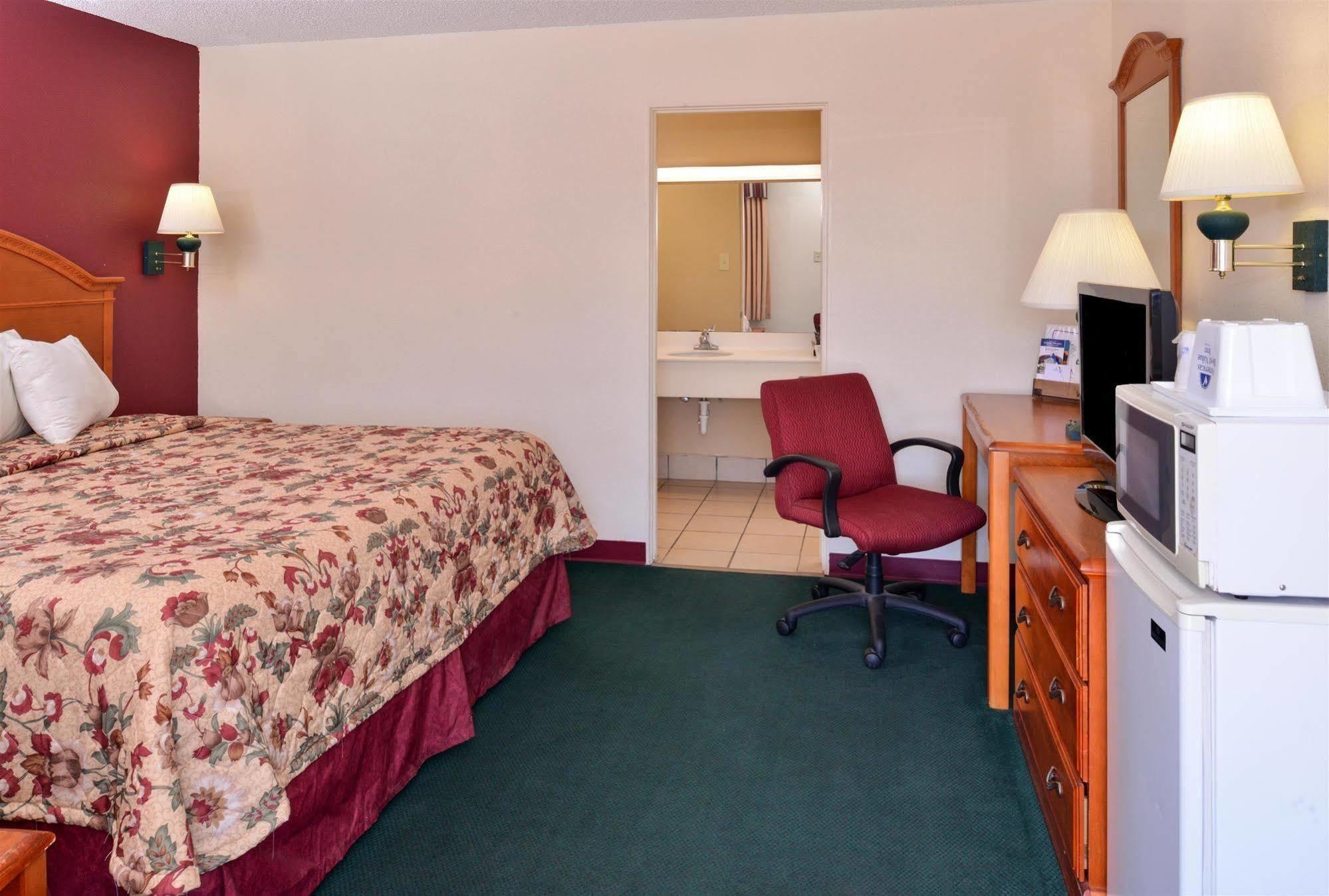 Americas Best Value Inn Lubbock East Екстер'єр фото