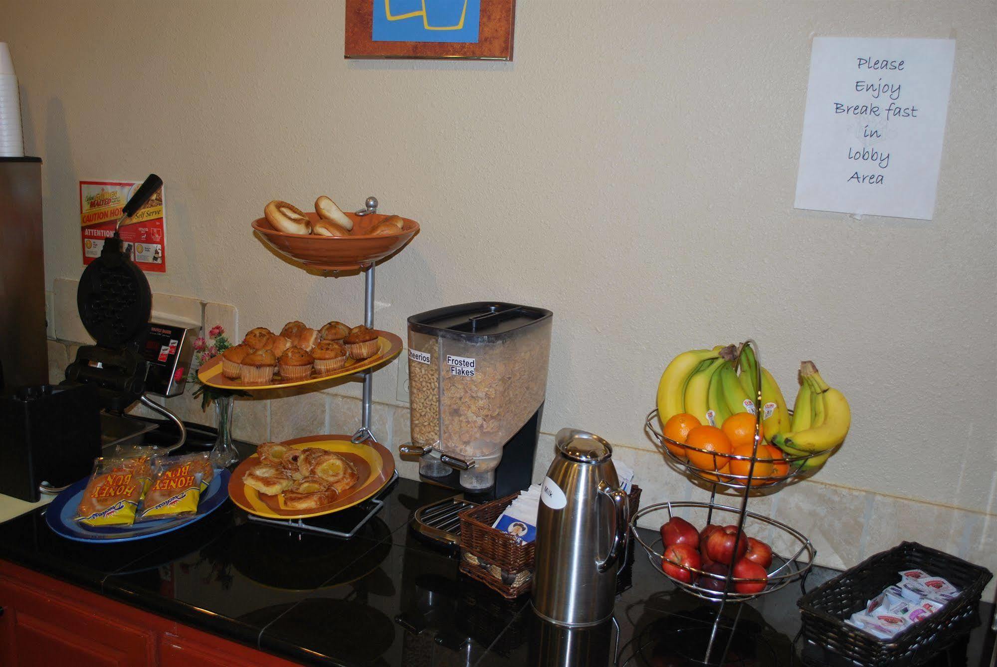 Americas Best Value Inn Lubbock East Екстер'єр фото