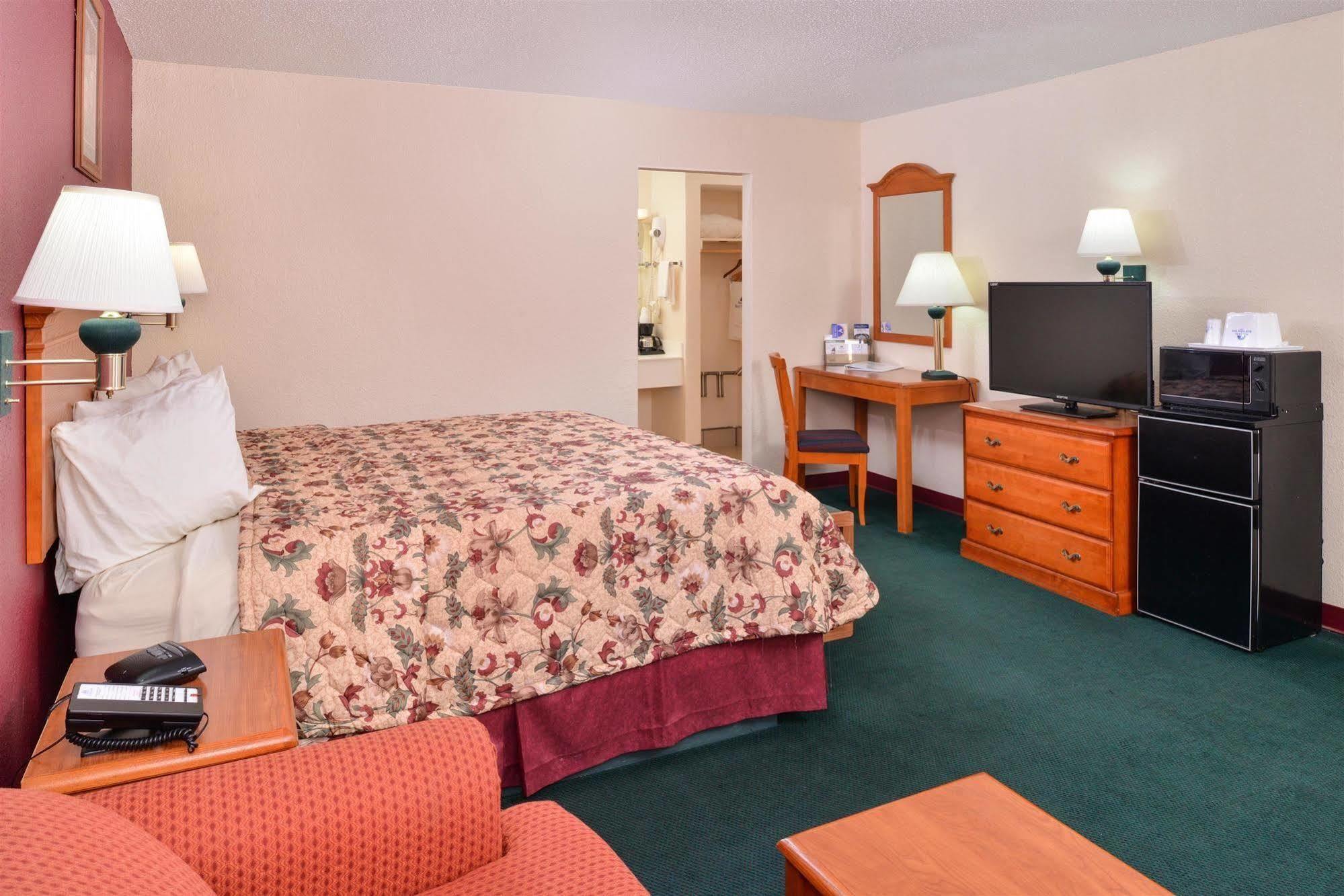 Americas Best Value Inn Lubbock East Екстер'єр фото