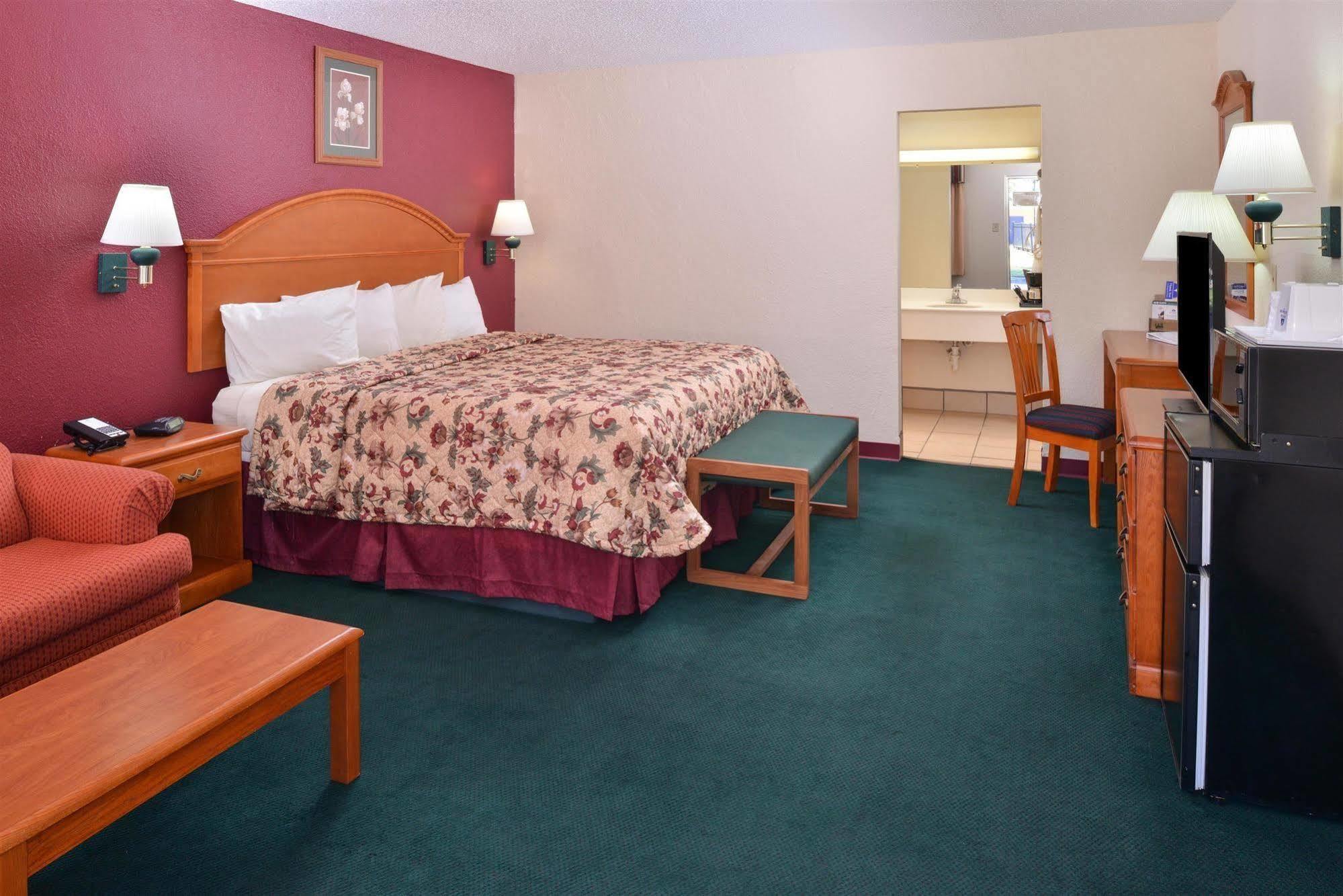 Americas Best Value Inn Lubbock East Екстер'єр фото