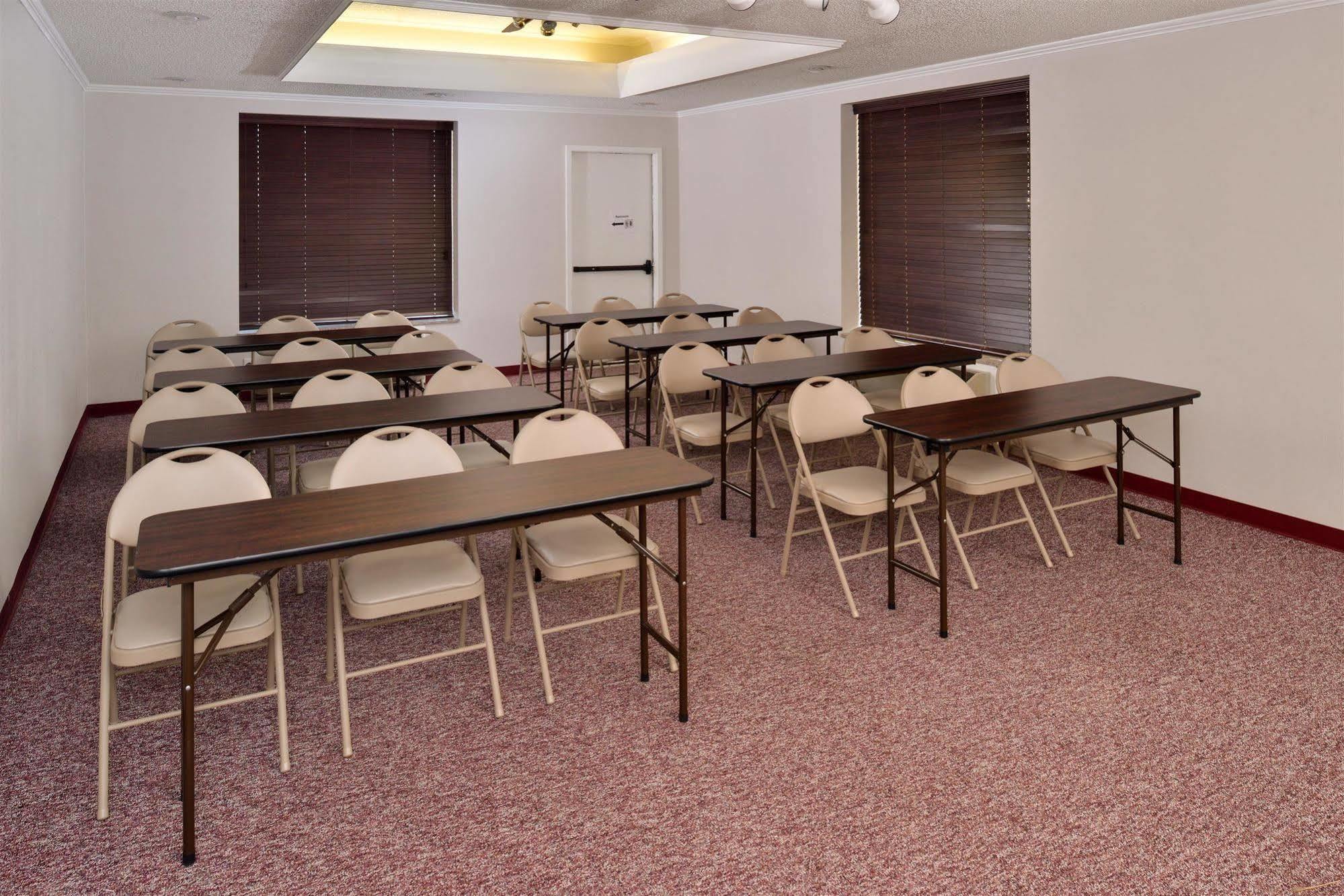Americas Best Value Inn Lubbock East Екстер'єр фото