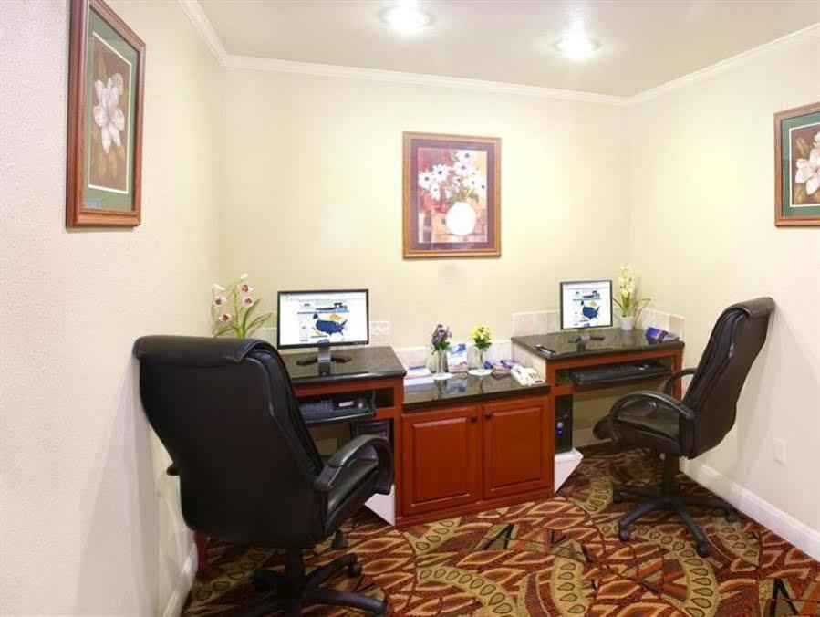 Americas Best Value Inn Lubbock East Екстер'єр фото