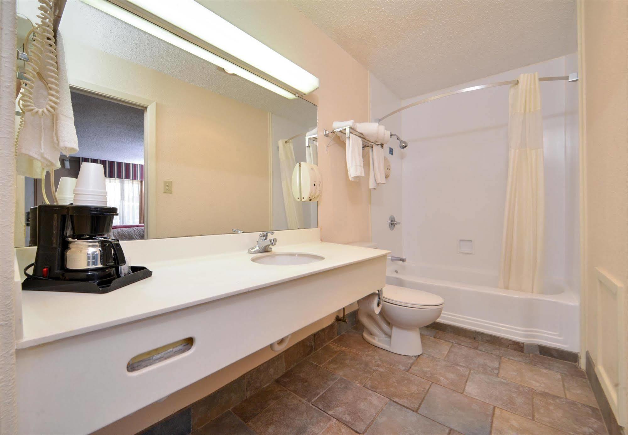 Americas Best Value Inn Lubbock East Екстер'єр фото
