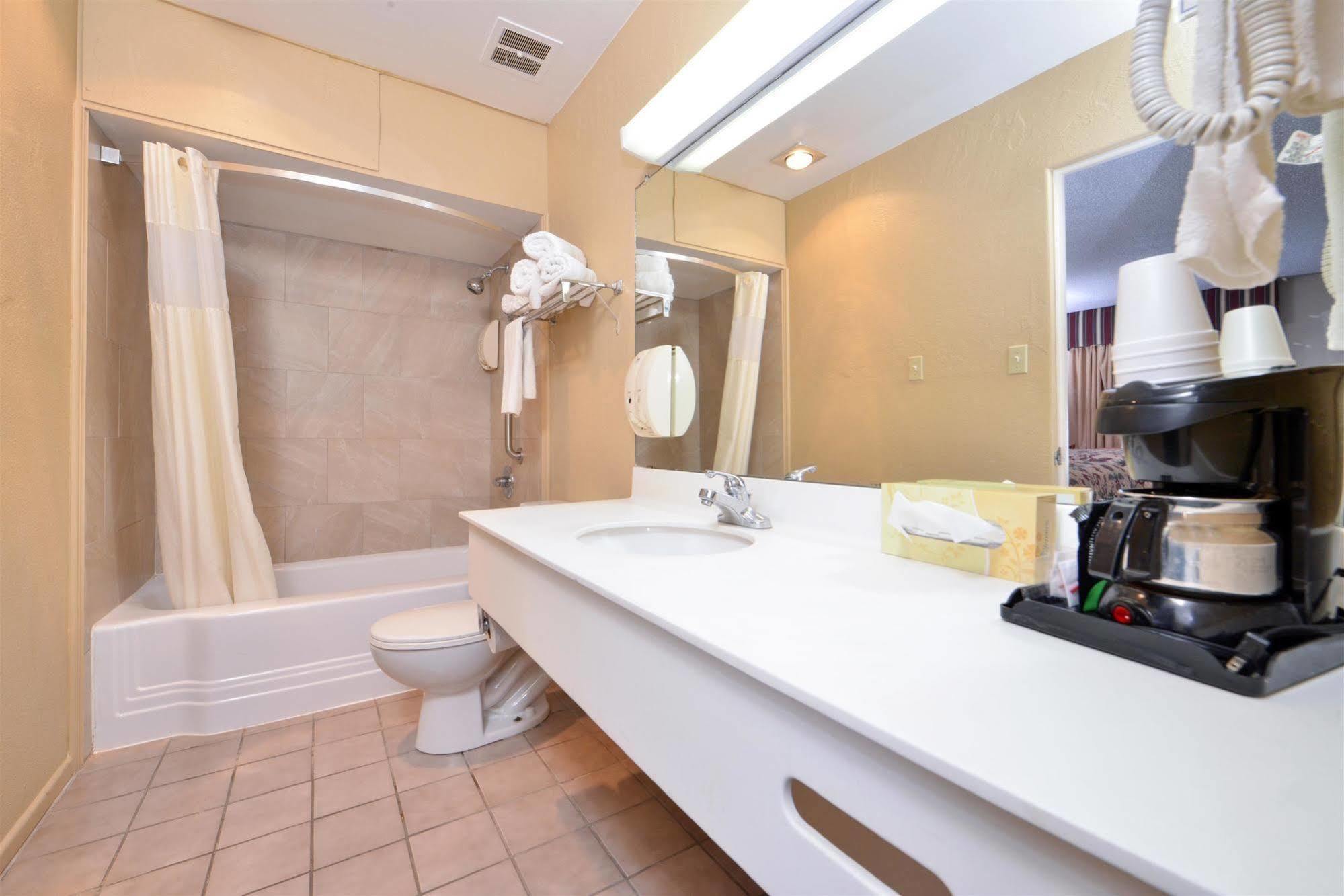 Americas Best Value Inn Lubbock East Екстер'єр фото